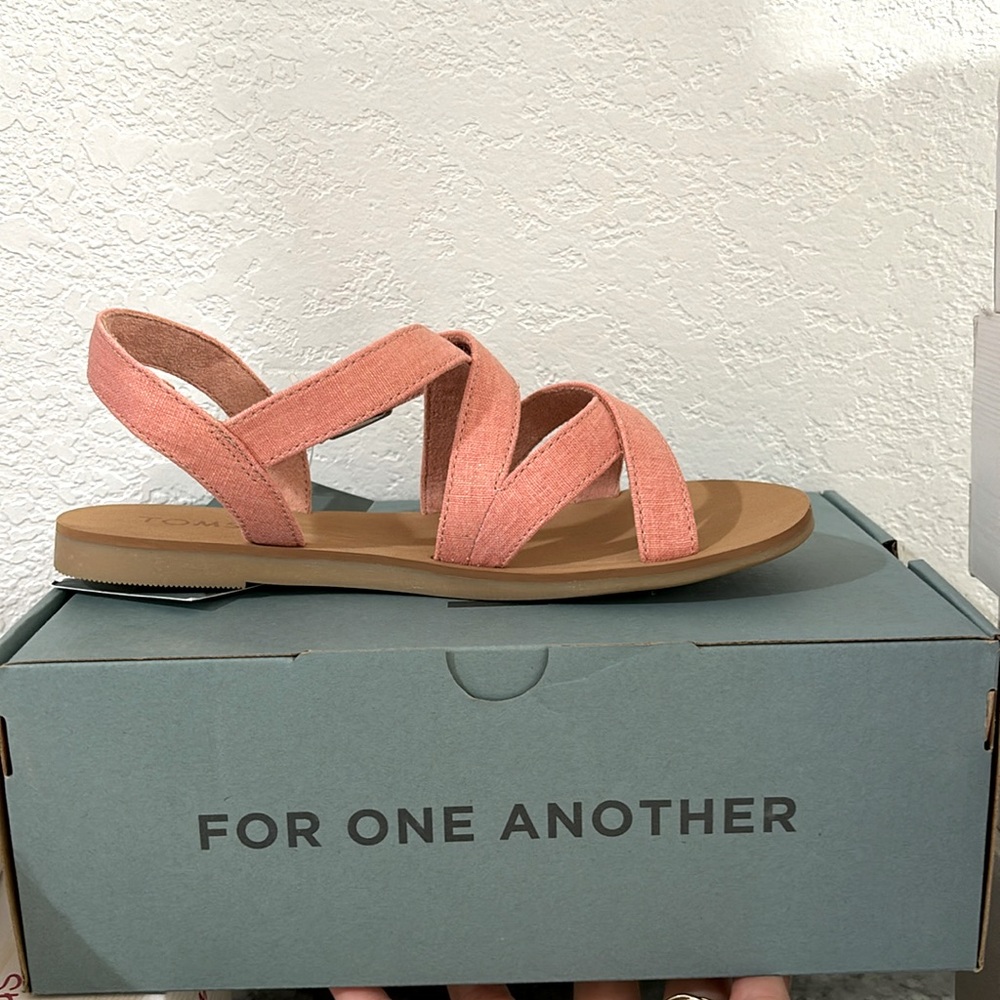 tom’s salmon sandal
